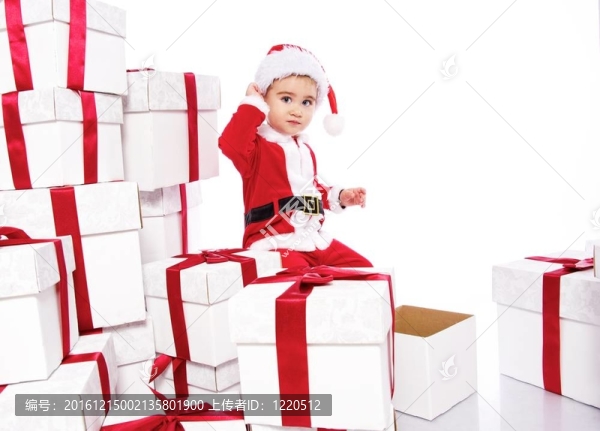 圣誕老人在圣誕老人克勞斯服裝坐在禮品盒