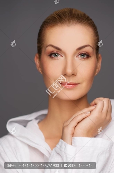 美麗的女人隔離在灰色的背景。