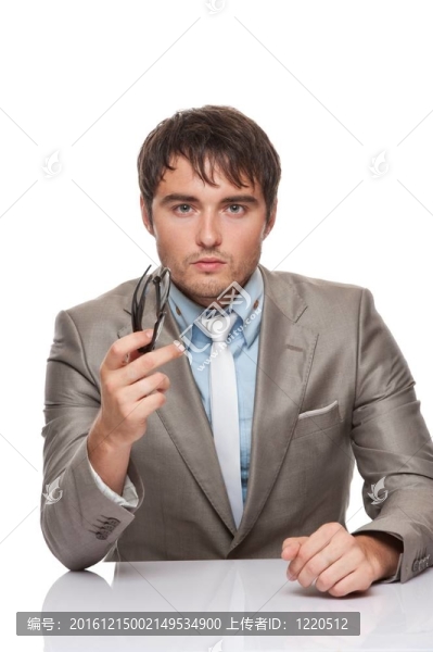 漂亮的年輕人在桌子后面。