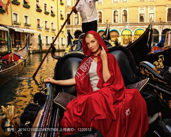 美麗的女人在紅斗篷，騎著gandola