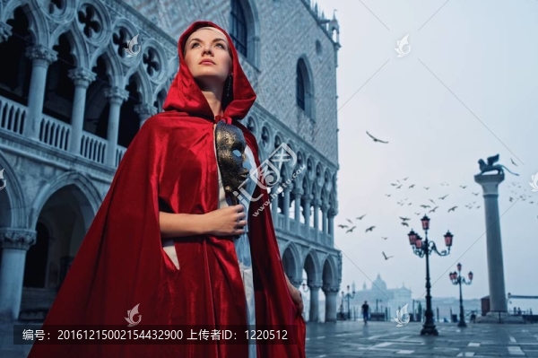 美女穿著紅衣斗篷躲避道奇宮