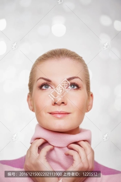 美麗的女人在羊絨衫肖像。