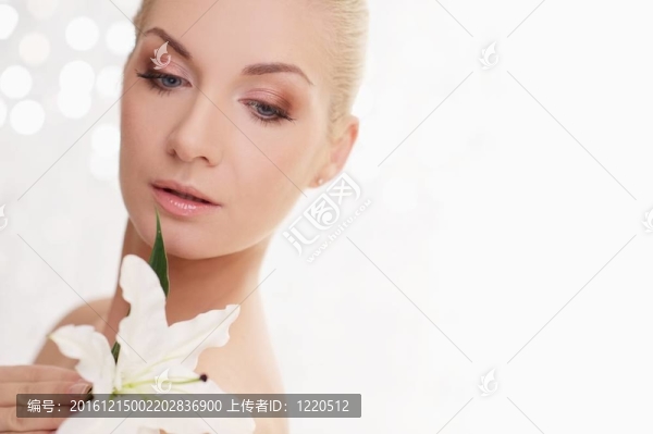 美麗的女人與禮來花的肖像。