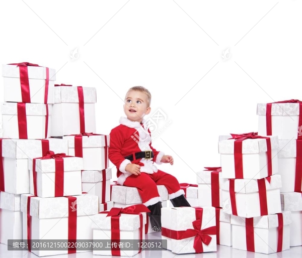 圣誕老人在圣誕老人克勞斯服裝坐在禮品盒