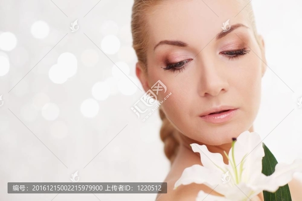 美麗的女人與禮來花的肖像。