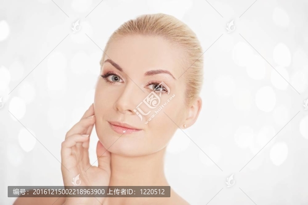 美麗的女人撫摸著她的臉。