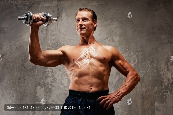 英俊男子與啞鈴肌肉