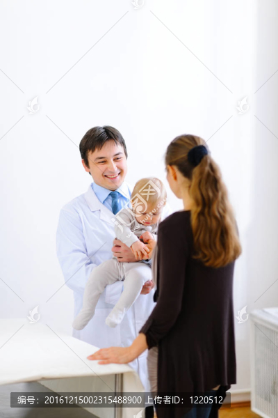 兒科醫(yī)生抱寶寶和媽媽說話