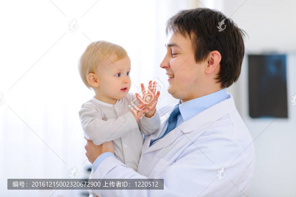 與寶寶手的兒科醫(yī)生的肖像