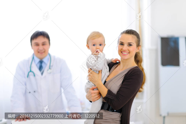 母親抱著可愛(ài)的寶寶和醫(yī)生在后臺(tái)
