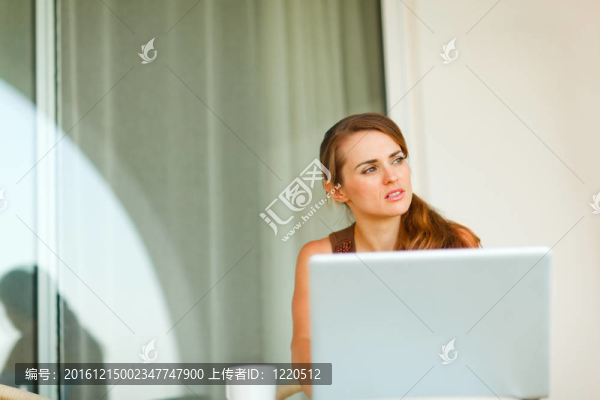 美麗的女人在筆記本電腦工作的肖像