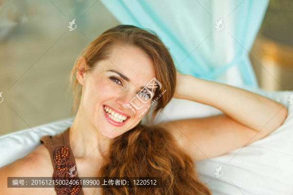 微笑迷人女人肖像
