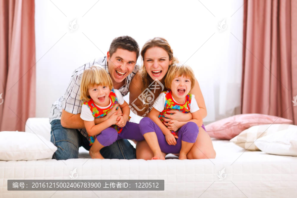 快樂媽媽爸爸和雙胞胎女兒歡樂時光的家庭畫像