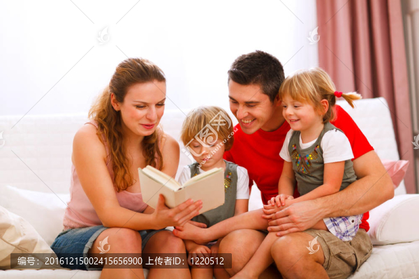 母親和父親讀雙胞胎女兒