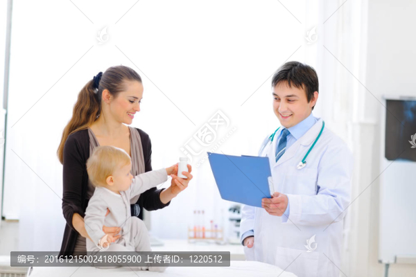母親和嬰兒抱奶瓶維生素對(duì)兒科醫(yī)生的檢查
