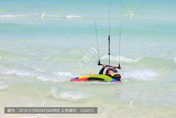 個人參與風(fēng)箏沖浪在古巴海岸。