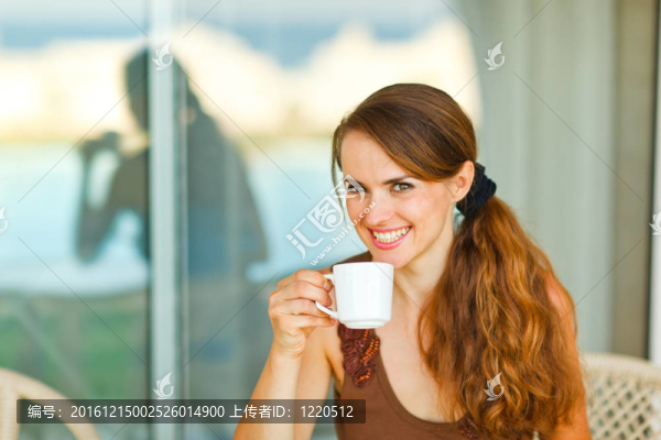 有杯咖啡的年輕女性肖像