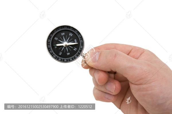 帶指南針的人的手