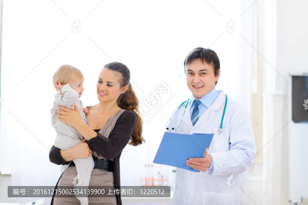 母親和嬰兒在兒科醫(yī)生柜檢查