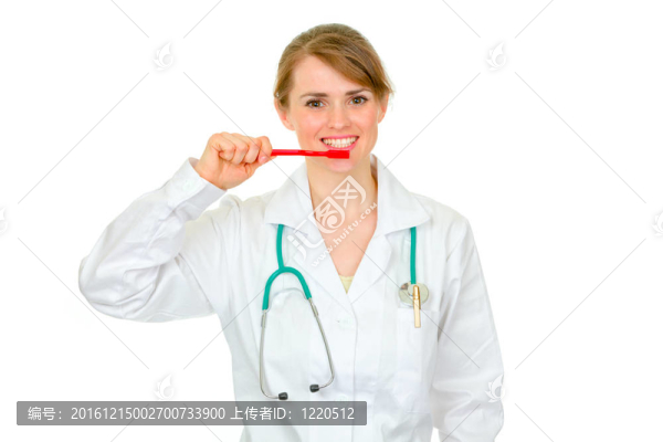 醫(yī)學(xué)博士用牙刷展示女性如何清潔牙齒在白色上適當(dāng)隔離