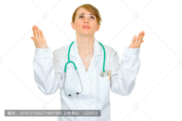 沮喪的醫(yī)學(xué)博士婦女抬起頭，舉起她的手孤立在白色