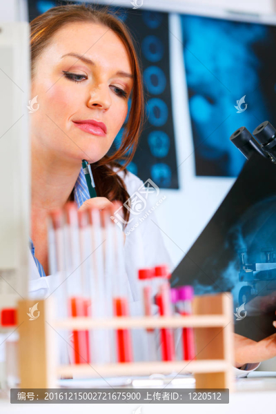 憂郁的女人坐在醫(yī)生的辦公桌，把病人倫琴