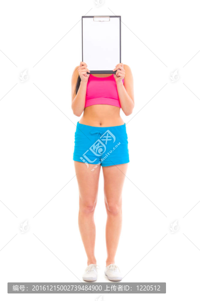 健身女孩持空白剪貼板在她的臉上孤立的白色