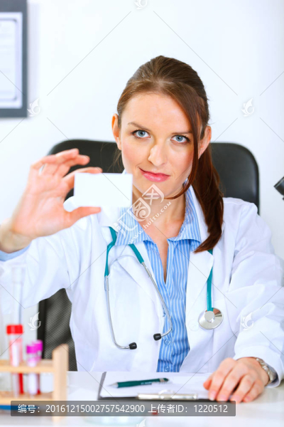 權(quán)威醫(yī)生女士坐在辦公桌旁，手持空白名片