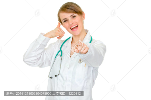面帶微笑的女醫(yī)生露出我與白人隔離的手勢