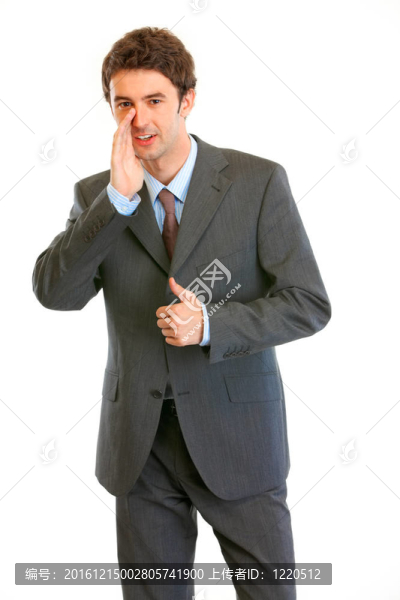 微笑的現(xiàn)代商人報道好消息，并在白色上露出豎起大拇指的手勢
