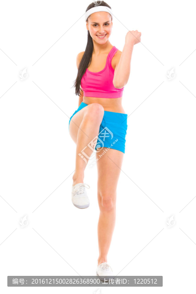 微笑女孩在運(yùn)動(dòng)服做健身運(yùn)動(dòng)的全長(zhǎng)肖像
