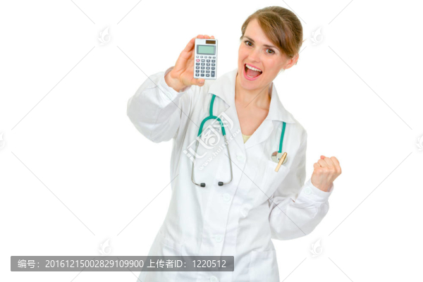 高興的醫(yī)療女醫(yī)生手持計(jì)算器和顯示是孤立的白色姿態(tài)