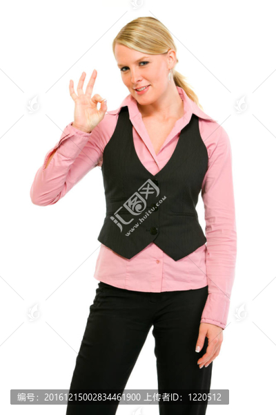 微笑的現(xiàn)代商業(yè)女性在白色上顯示OK姿勢(shì)