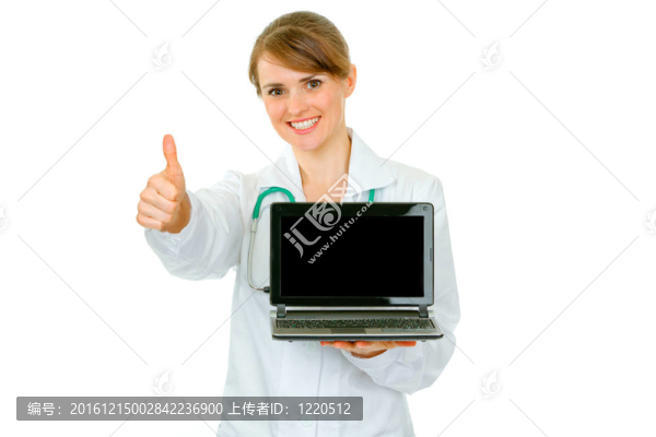 面帶微笑的女醫(yī)生手持筆記本電腦，屏幕空白，拇指呈白色