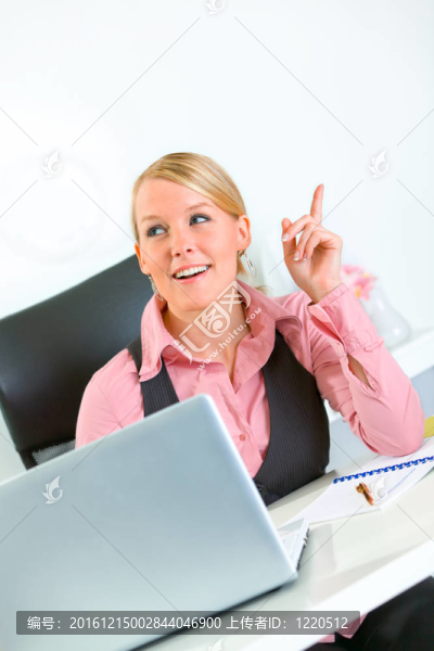 坐在辦公桌旁的現(xiàn)代商業(yè)女性很高興。思想的姿態(tài)