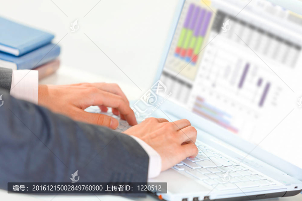 商人在筆記本電腦上工作。特寫(xiě)