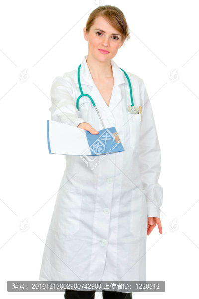 嚴肅的醫(yī)生婦女給醫(yī)學(xué)圖表孤立在白色