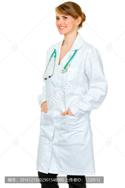 面帶微笑的醫(yī)學(xué)女醫(yī)生用雙手在口袋里看著白色的隔離空間