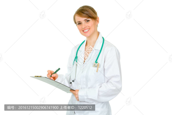 微笑醫(yī)生女人在醫(yī)學(xué)圖表上做筆記孤立在白色