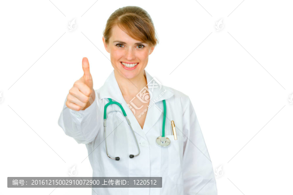 微笑的醫(yī)學(xué)女醫(yī)生在白色上露出豎起大拇指的姿勢