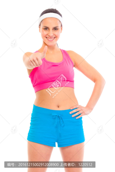 微笑的年輕自信的女孩穿著運動服在白色上露出豎起大拇指的姿勢