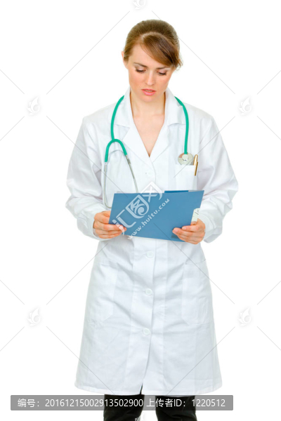 集中的醫(yī)生婦女檢查病人的病歷孤立在白色