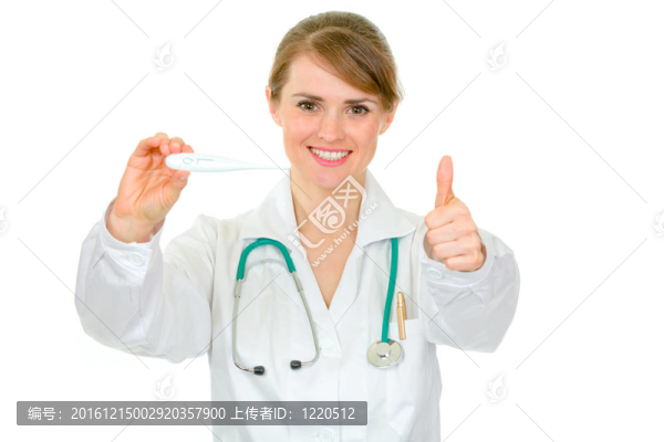 微笑的女醫(yī)生拿著體溫計(jì)，在白色上露出豎起大拇指的姿勢(shì)