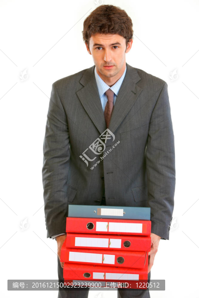 壓力重重的年輕商人手里拿著一堆夾在白色上的文件夾