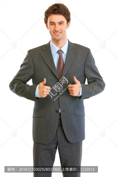 微笑的年輕商人在白色上露出豎起大拇指的姿勢