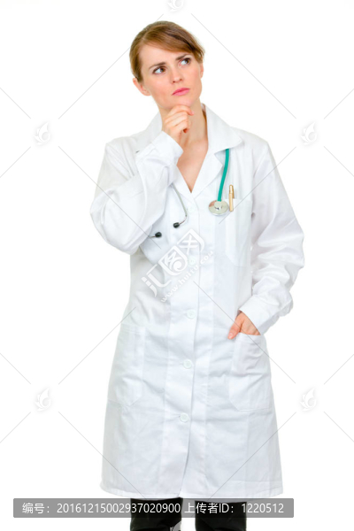 體貼的醫(yī)學(xué)博士女人在空白處尋找復(fù)制的空間