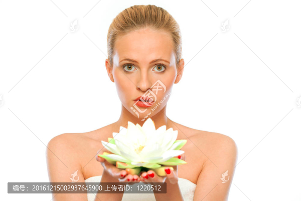 年輕貌美的女子手中拿著蓮花在白色上孤立
