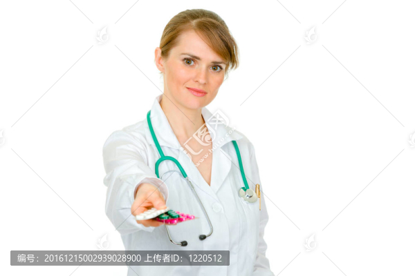 微笑的醫(yī)學(xué)女醫(yī)生抱著藥片在手上孤立在白色