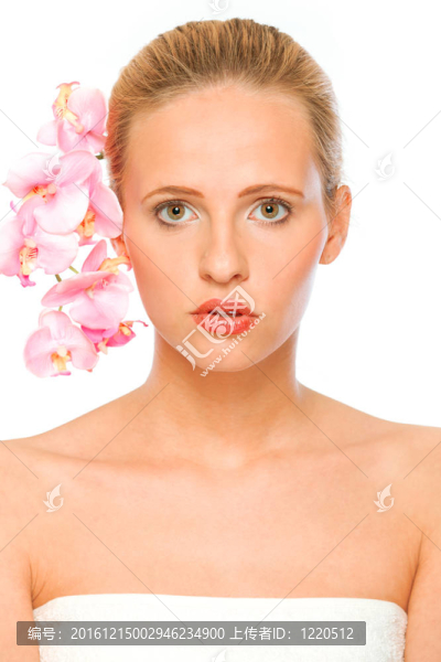年輕漂亮的女人，粉紅色的蘭花在她的頭發(fā)上孤立的白色