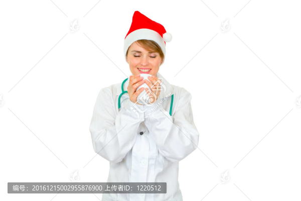快樂的醫(yī)學女博士在Santa的帽子享受熱咖啡杯孤立的白色